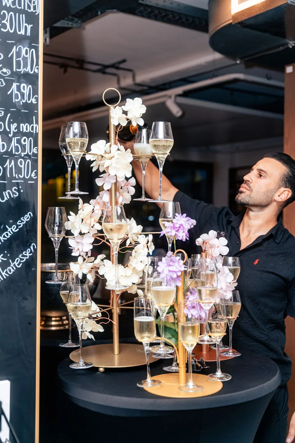 Giorgio füllt die Gläser am Proseccoturm auf