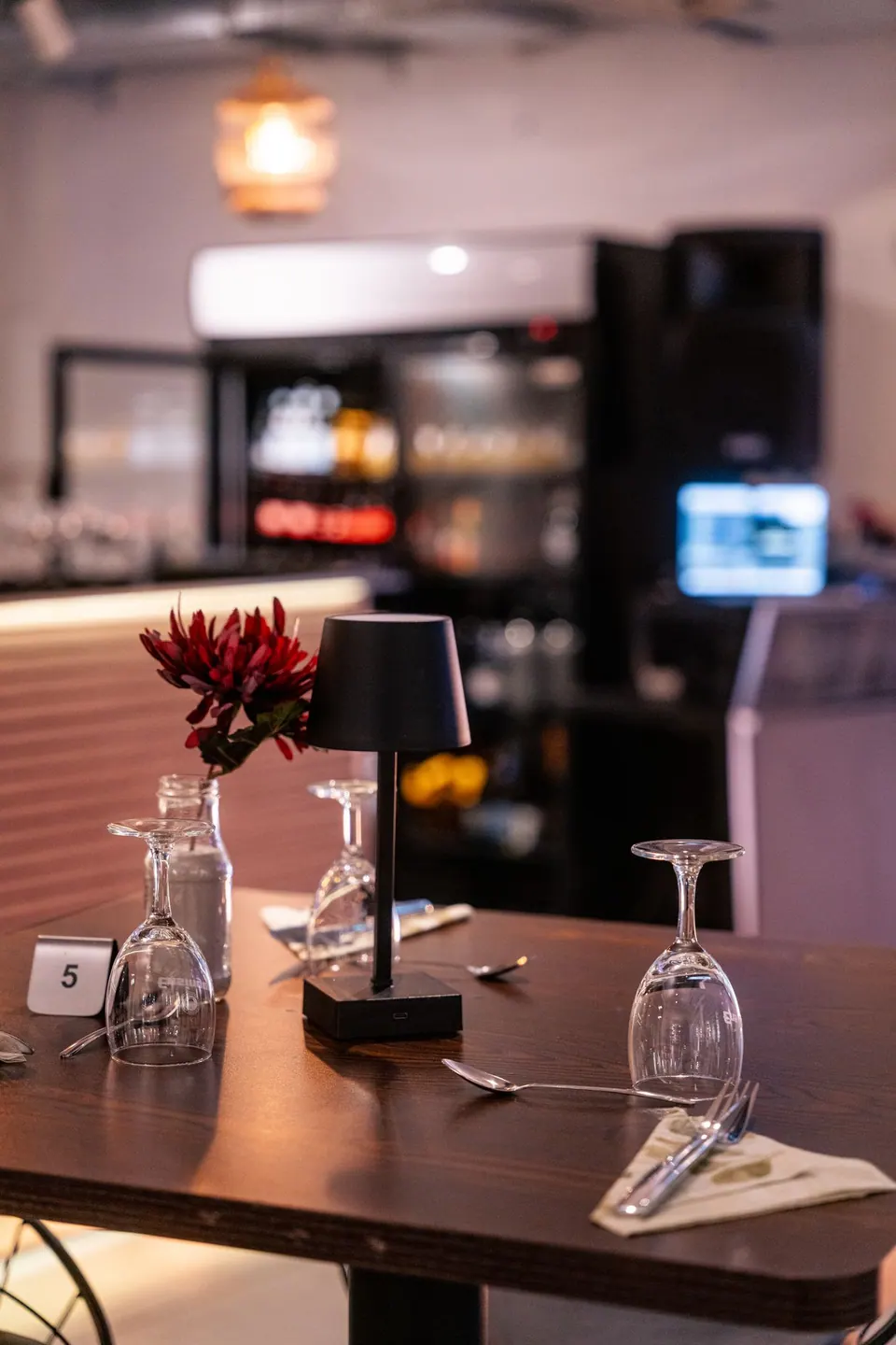 Gedeckter Tisch mit Weingläsern und Tischlampe in der Markthalle