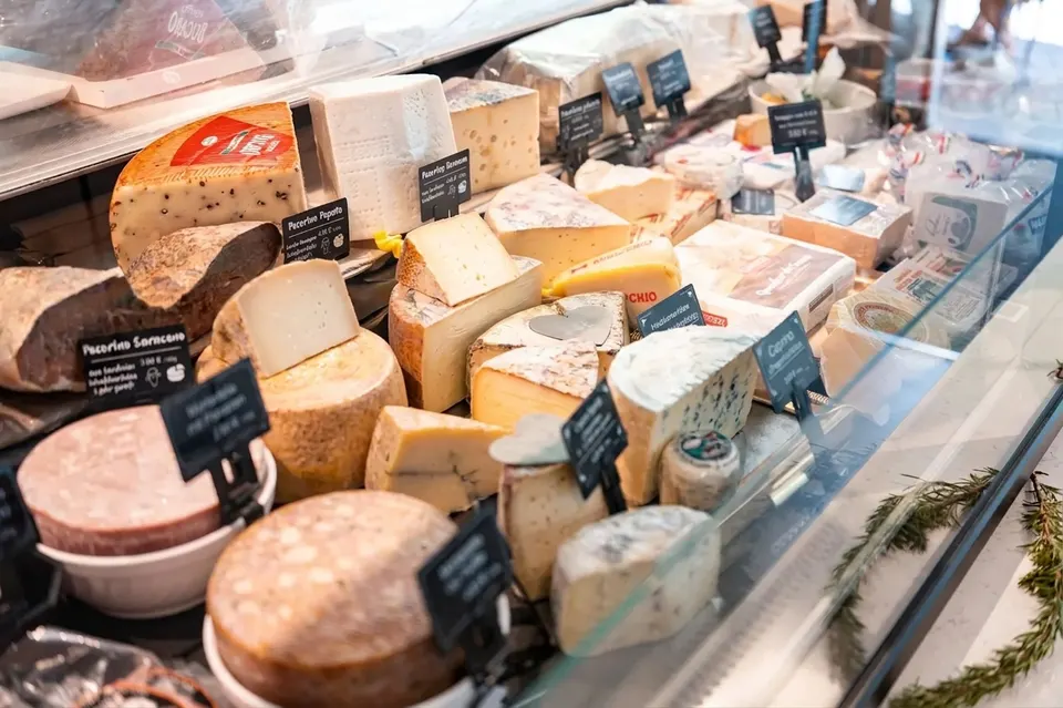 Käse in der Vitrine mit Preisschildern