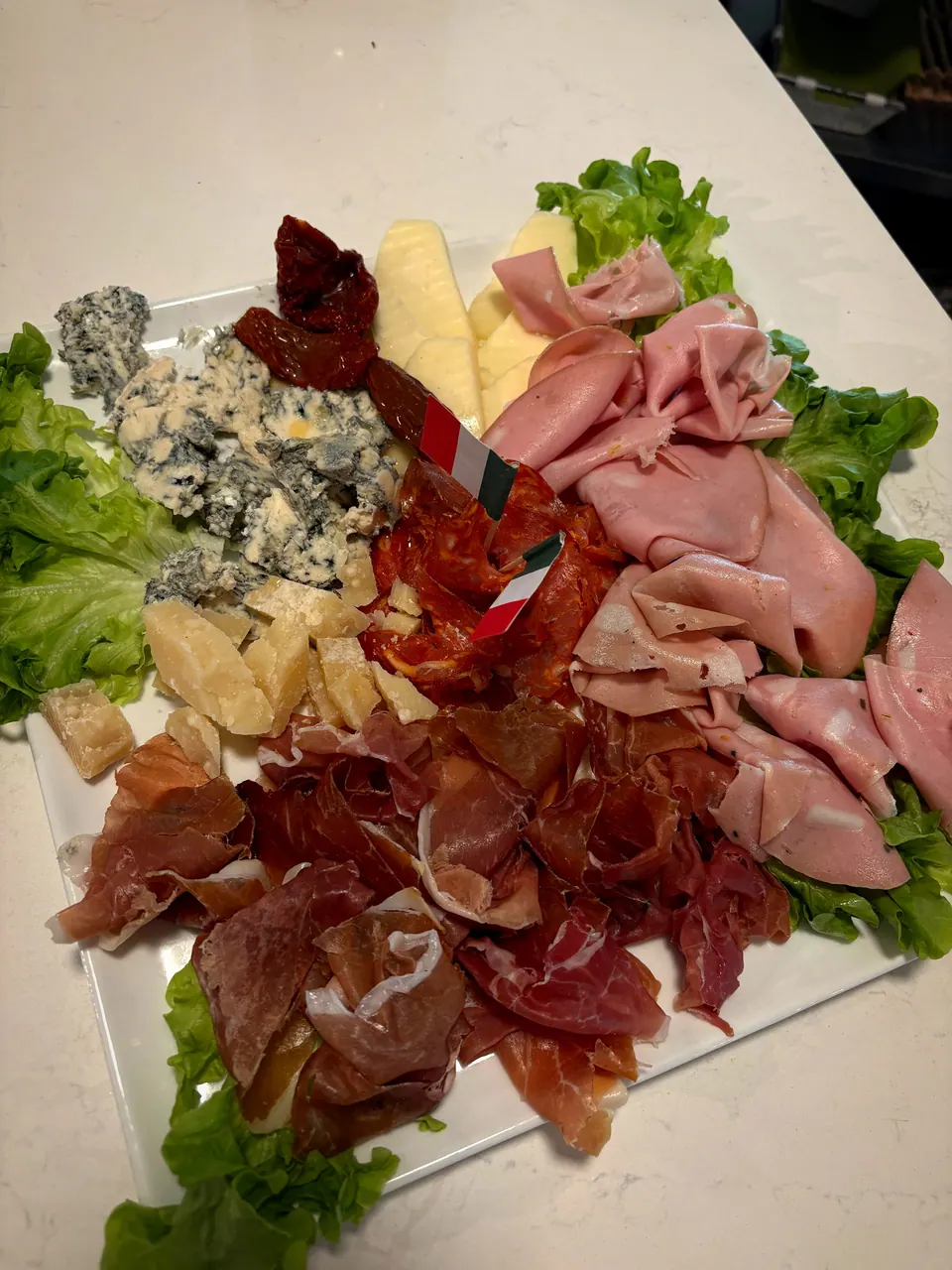 Platte mit Salami, Schinken und Käse